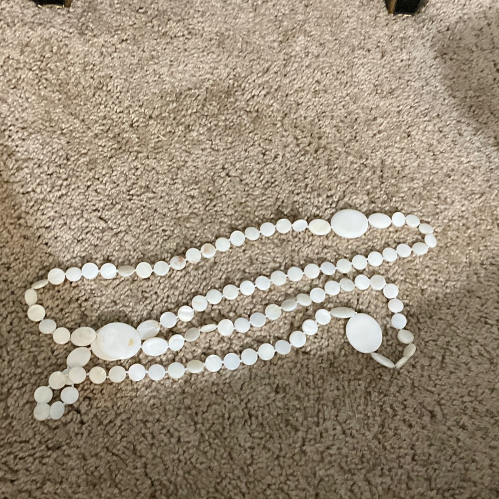 White Shell Necklace - Picture 4 of 4